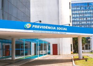 Os aposentados pelo INSS podem permanecer trabalhando? Entenda